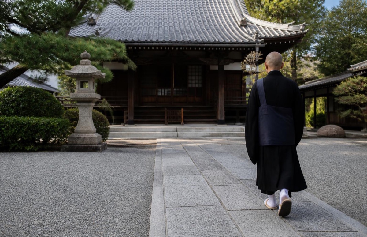 お寺の本堂へ向かう僧侶