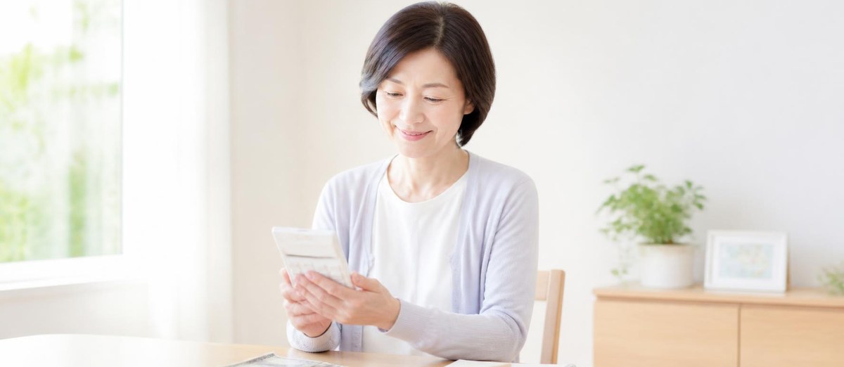 電卓で費用を確かめる女性